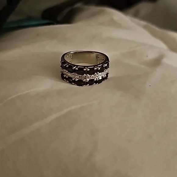 NWOT 3 karat sapphire ring with diamond accents Set in Sterling Silver. Size 7 - Picture 3 of 4